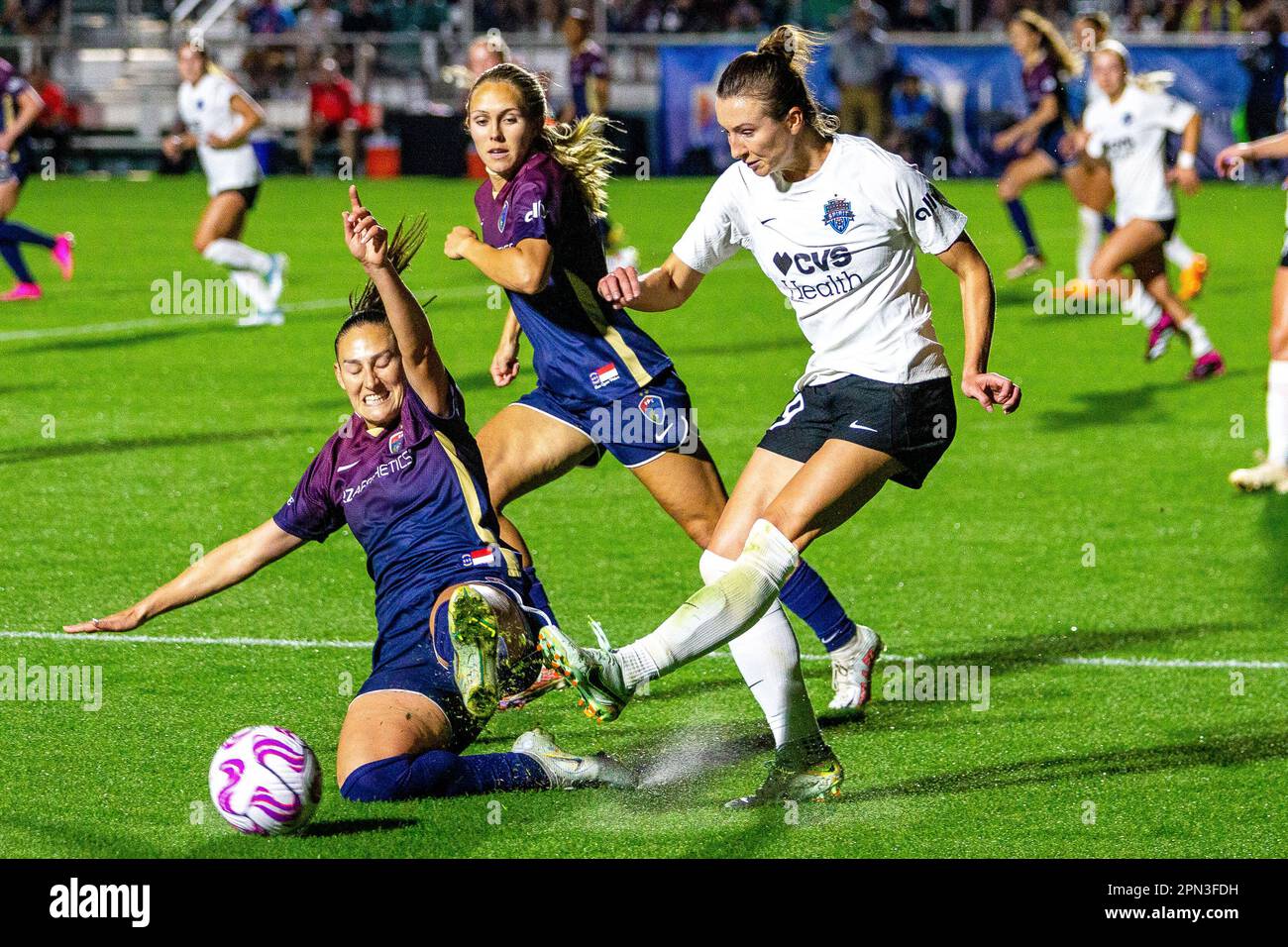 Cary, Caroline du Nord, États-Unis. 15th avril 2023. NC courage Defender (#3) KALEIGH KURTZ Slides pour le ballon contre DORIAN BAILEY de Washington (#19). RIKKI MADSEN, no 17 de courage, regarde pendant la Ligue nationale de football féminin de la Division I, NC courage contre Washington Spirit au WakeMed Soccer Park, Cary NC 4/15/23. (Credit image: © Paul Morea/ZUMA Press Wire) USAGE ÉDITORIAL SEULEMENT! Non destiné À un usage commercial ! Crédit : ZUMA Press, Inc./Alay Live News Banque D'Images