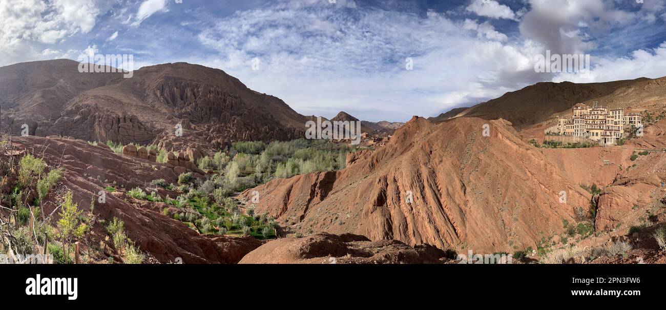 Maroc : l'un des magnifiques villages d'argile de la vallée verte des Dadès près de Boumalne Dadès et de la gorge des Dadès, sculptée par la rivière des Dadès Banque D'Images