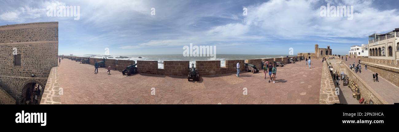 Maroc, Afrique : Skyline panoramique d'Essaouira, ancien Mogador, avec le bastion de la muraille de la ville et la citadelle près du port de Scala face à l'océan Atlantique Banque D'Images