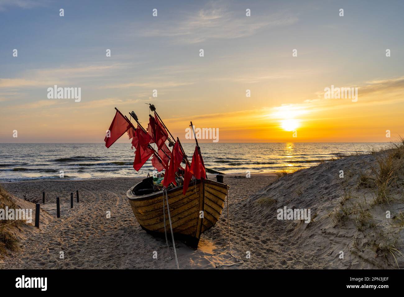 bateau de pêche sur la plage de la mer baltique Banque D'Images