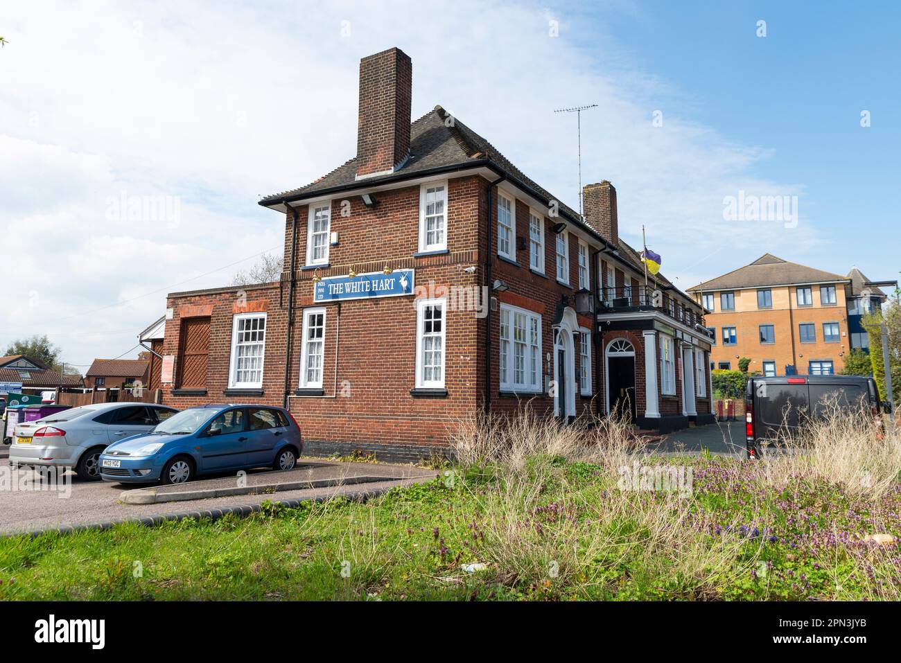 Argent Street, Grays, Essex, Royaume-Uni. 16th avril 2023. Environ 30 poupées de golliwog exposées depuis près de dix ans ont été saisies par la police de l'auberge White Hart sur 4 avril dans le cadre d'une enquête sur une allégation de crimes haineux signalés. Le White Hart Inn a également eu son entrée dans la campagne pour Real Ales Good Beer Guide supprimé. La police continue d'enquêter sur les commentaires présumés racistes des médias sociaux par le propriétaire, tandis que l'incident continue d'attirer des allégations de «wakeisme» en ligne. La police signale que les fenêtres ont été endommagées et que l'extérieur a été affligé aujourd'hui Banque D'Images