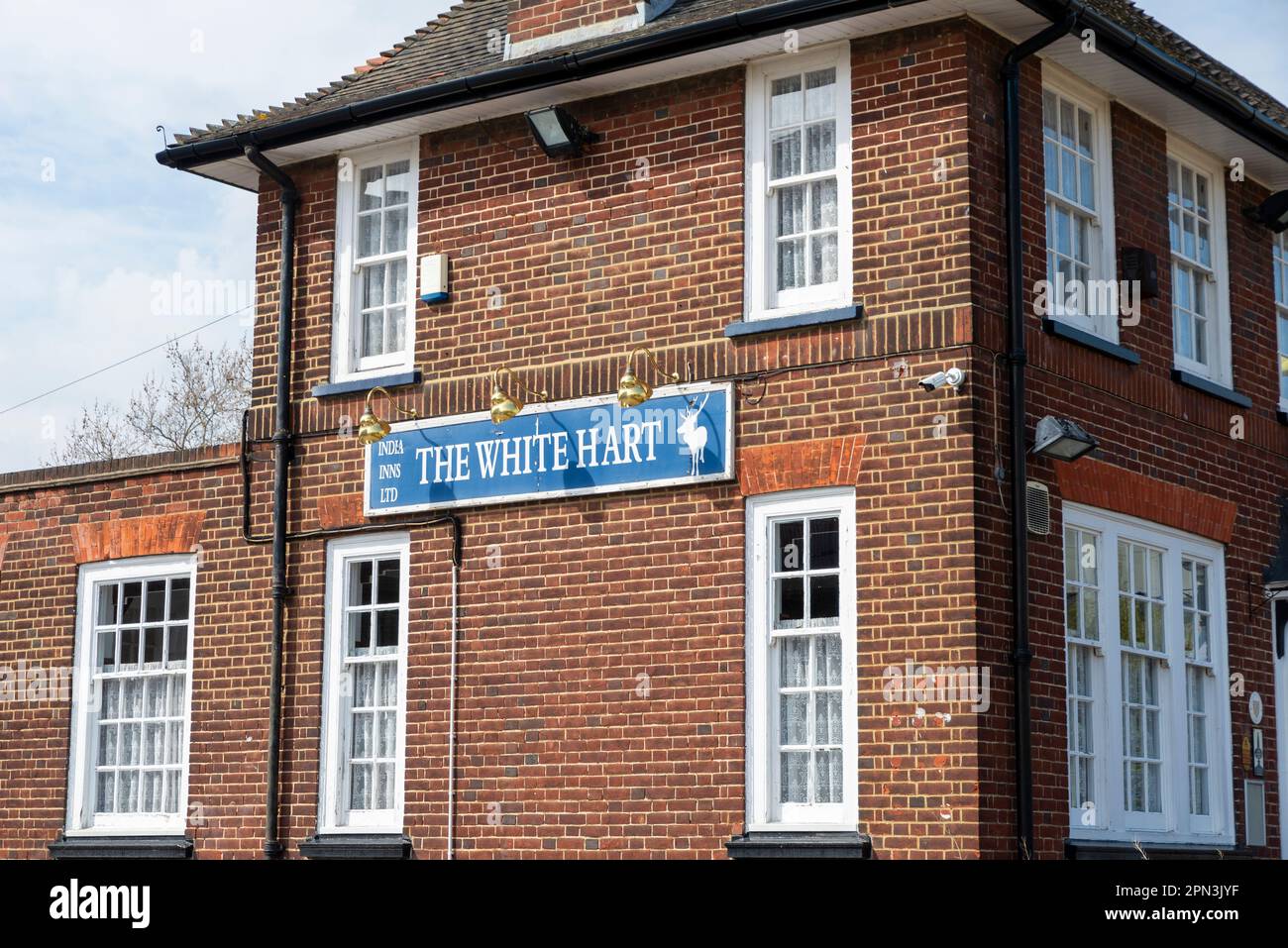 Argent Street, Grays, Essex, Royaume-Uni. 16th avril 2023. Environ 30 poupées de golliwog exposées depuis près de dix ans ont été saisies par la police de l'auberge White Hart sur 4 avril dans le cadre d'une enquête sur une allégation de crimes haineux signalés. Le White Hart Inn a également eu son entrée dans la campagne pour Real Ales Good Beer Guide supprimé. La police continue d'enquêter sur les commentaires présumés racistes des médias sociaux par le propriétaire, tandis que l'incident continue d'attirer des allégations de «wakeisme» en ligne. La police signale que les fenêtres ont été endommagées et que l'extérieur a été affligé aujourd'hui Banque D'Images