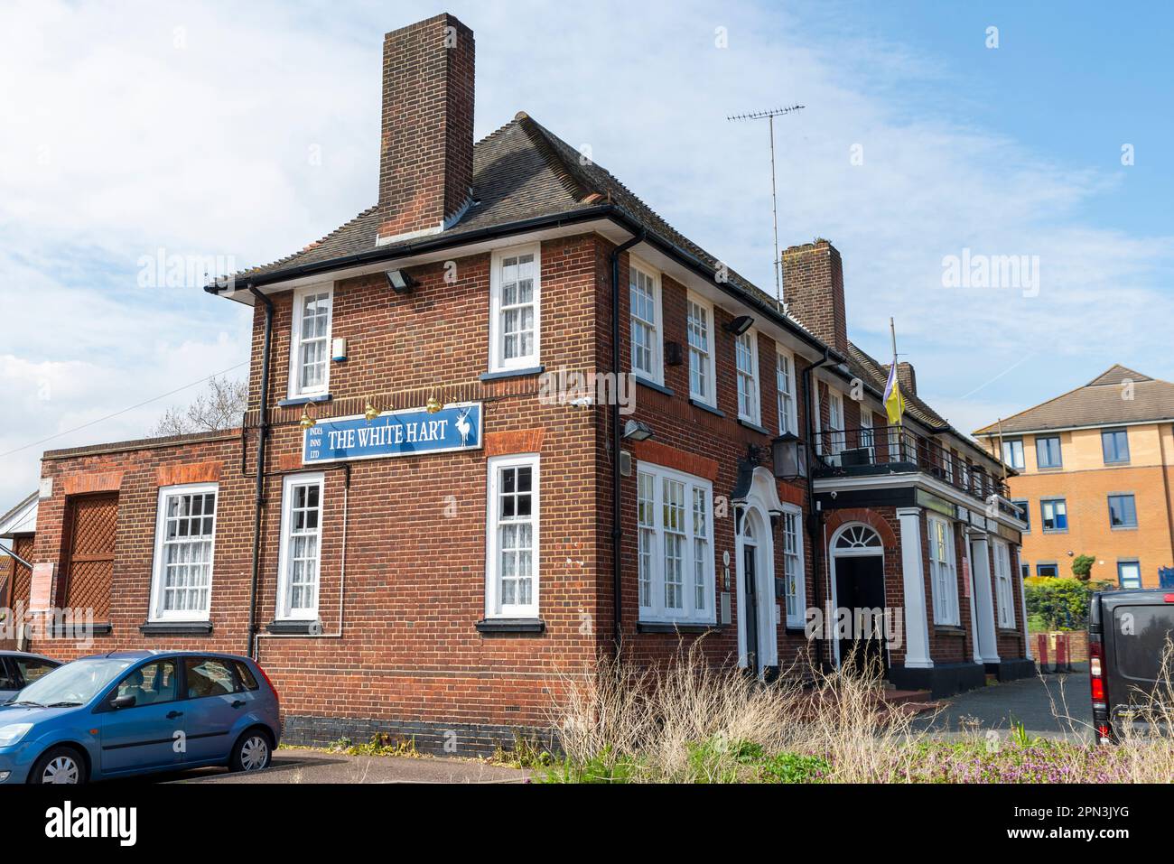 Argent Street, Grays, Essex, Royaume-Uni. 16th avril 2023. Environ 30 poupées de golliwog exposées depuis près de dix ans ont été saisies par la police de l'auberge White Hart sur 4 avril dans le cadre d'une enquête sur une allégation de crimes haineux signalés. Le White Hart Inn a également eu son entrée dans la campagne pour Real Ales Good Beer Guide supprimé. La police continue d'enquêter sur les commentaires présumés racistes des médias sociaux par le propriétaire, tandis que l'incident continue d'attirer des allégations de «wakeisme» en ligne. La police signale que les fenêtres ont été endommagées et que l'extérieur a été affligé aujourd'hui Banque D'Images