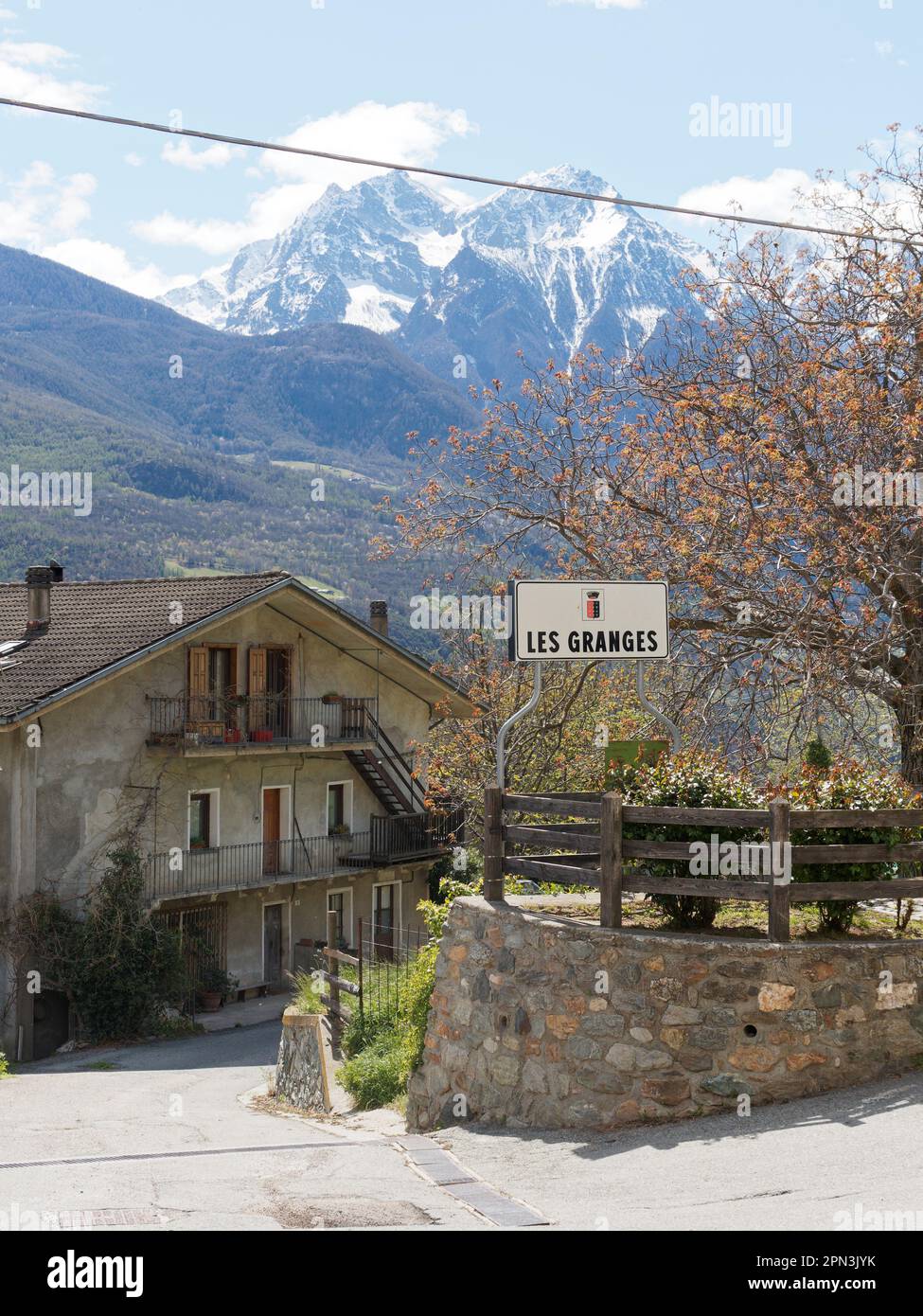 Maison traditionnelle dans le village de les grange près de nus dans la Vallée d'Aoste, Italie. Montagnes enneigées derrière. Banque D'Images