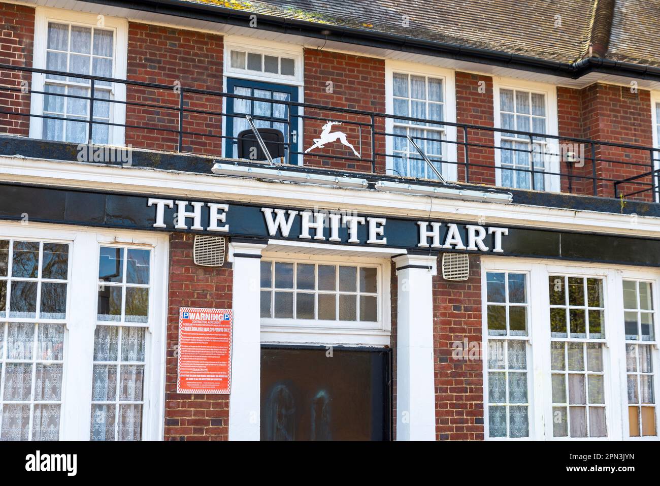 Argent Street, Grays, Essex, Royaume-Uni. 16th avril 2023. Environ 30 poupées de golliwog exposées depuis près de dix ans ont été saisies par la police de l'auberge White Hart sur 4 avril dans le cadre d'une enquête sur une allégation de crimes haineux signalés. Le White Hart Inn a également eu son entrée dans la campagne pour Real Ales Good Beer Guide supprimé. La police continue d'enquêter sur les commentaires présumés racistes des médias sociaux par le propriétaire, tandis que l'incident continue d'attirer des allégations de «wakeisme» en ligne. La police signale que les fenêtres ont été endommagées et que l'extérieur a été affligé aujourd'hui Banque D'Images