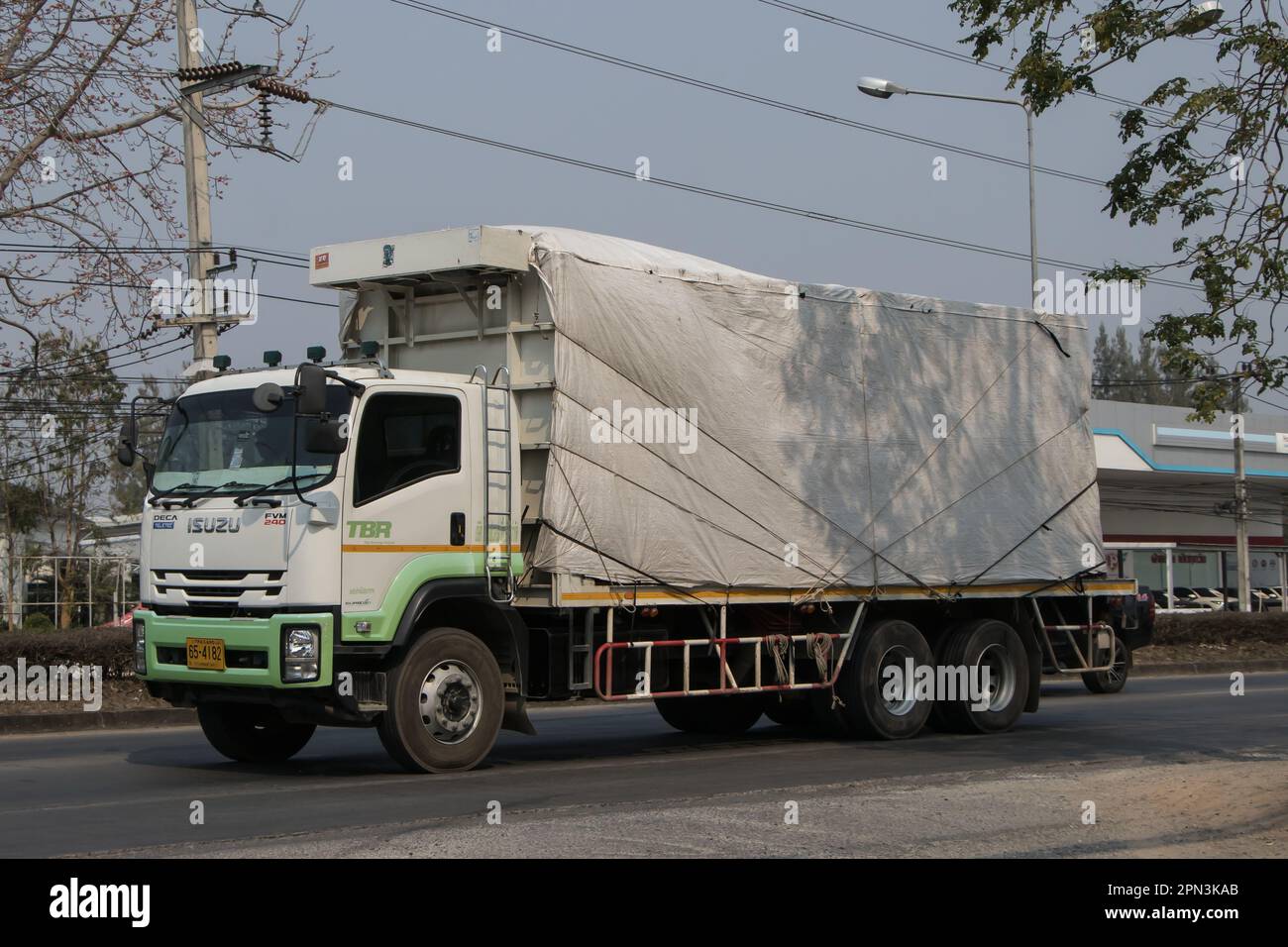 Chiangmai, Thaïlande - 28 février 2023: Camion de TBL. Logistique des boissons thaïlandaises. Sur la route n°1001, à 8 km de la ville de Chiangmai. Banque D'Images