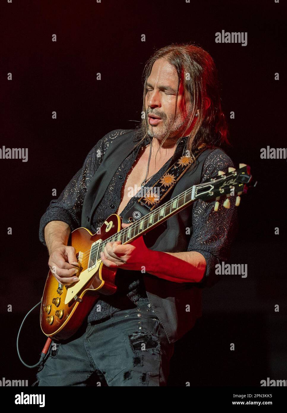 MIAMI, FL - AVRIL 15 : Sergio Vallon de MANA se produit pendant LA TOURNÉE de MANA Mexique Lindo y Querido 2023 au Centre Kaseya sur 15 avril 2023 à Miami, Floride. (Photo d'Alberto E. Tamargo/Sipa USA) Banque D'Images