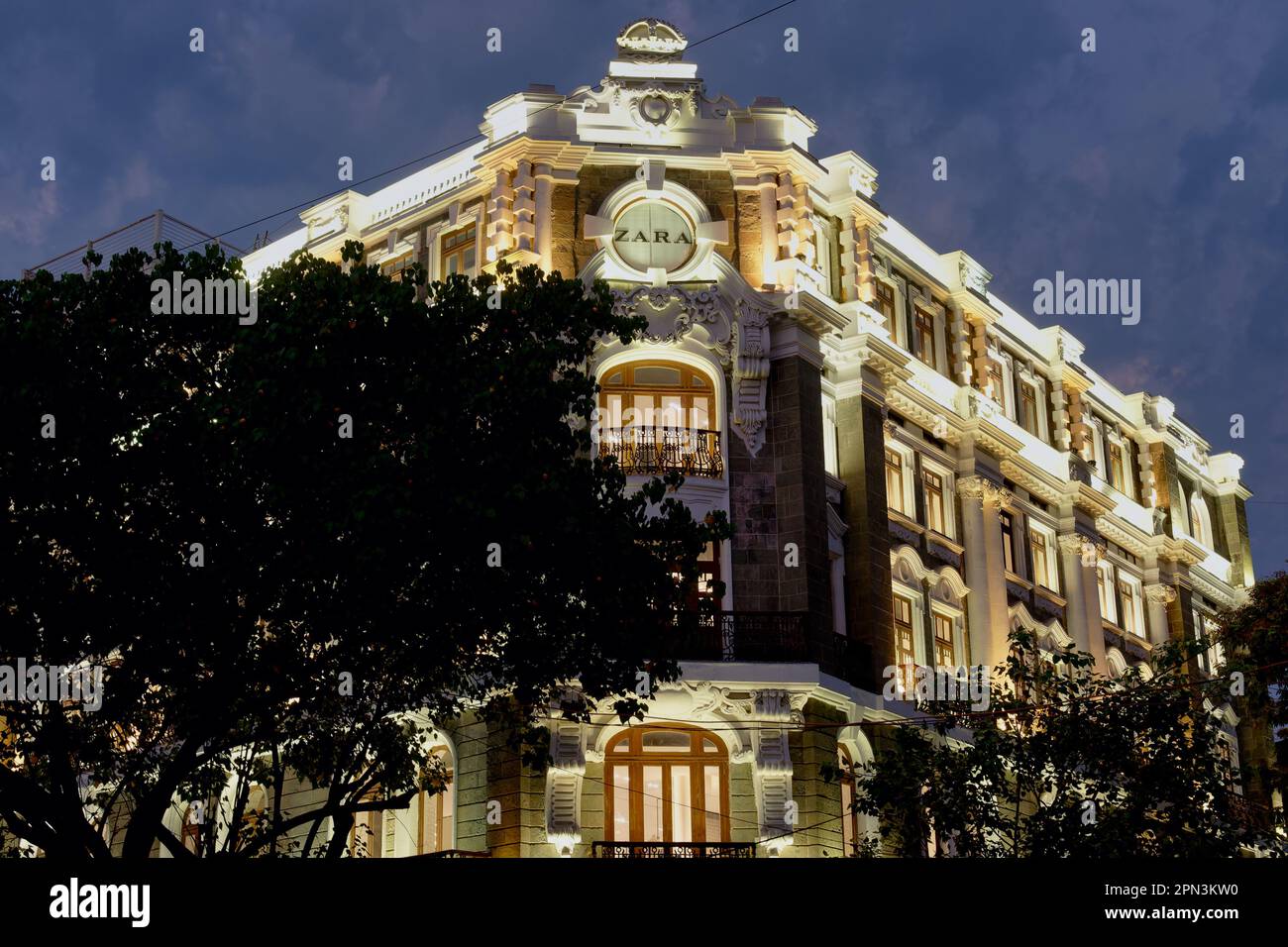 Ismail, construite en 1906, à côté de Fontaine Flora, dans Fort area, Mumbai, Inde ; abrite maintenant une succursale de la chaîne de vêtements Zara Banque D'Images