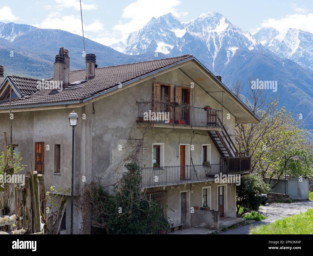 Maison traditionnelle dans le village de les grange près de nus dans la Vallée d'Aoste, Italie. Montagnes enneigées derrière. Banque D'Images