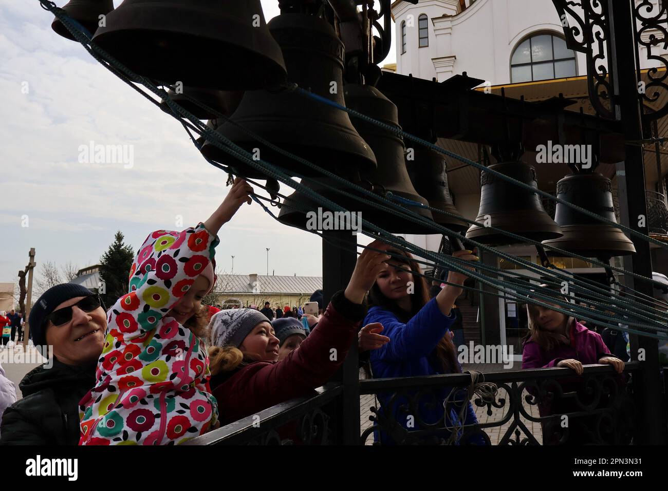 Zaporizhzhia, Ukraine. 16th avril 2023. Les adorateurs chrétiens orthodoxes jouent avec les cloches de l'église après une bénédiction paniers de Pâques traditionnels pendant le dimanche de Pâques à l'église Saint-Nicolas. Les chrétiens orthodoxes d'Ukraine, qui constituent la majorité de la population du pays, célèbrent Pâques sur 16 avril, le deuxième à avoir lieu depuis que la Russie a lancé sa guerre totale contre l'24 février 2022. Les églises orthodoxes calculent les Pâques selon le calendrier Julien, ce qui signifie qu'elles se produisent généralement une semaine après les Pâques de l'église catholique, qui suit le calendrier grégorien. Crédit: SOPA Images Limi Banque D'Images