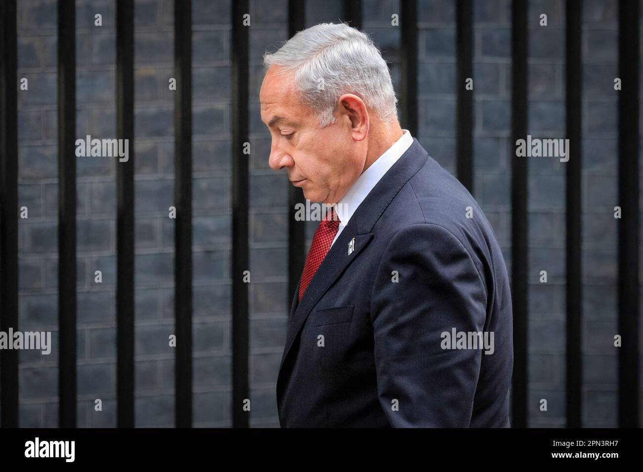 Benjamin Netanyahou, Premier ministre d'Israël, marche « derrière les bars » à Downing Street, Londres, Royaume-Uni Banque D'Images