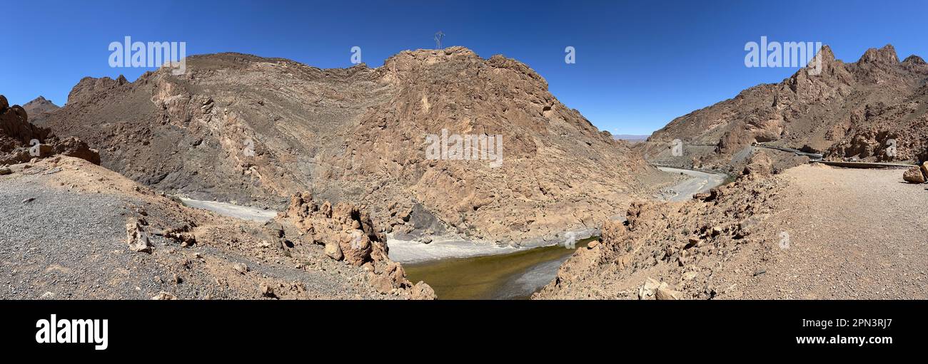 Maroc, Afrique : route avec vue sur le fleuve Ziz sec, qui prend sa source dans les montagnes du Haut Atlas et se jette dans le désert du Sahara à l'Algérie Banque D'Images
