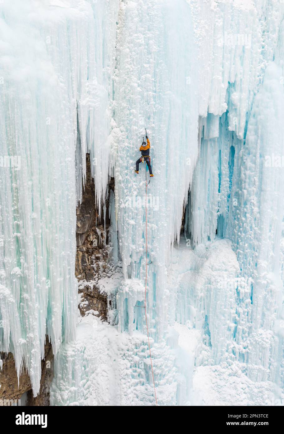 Doug Hollinger escalade un itinéraire dans Johnston Canyon au Canada Banque D'Images