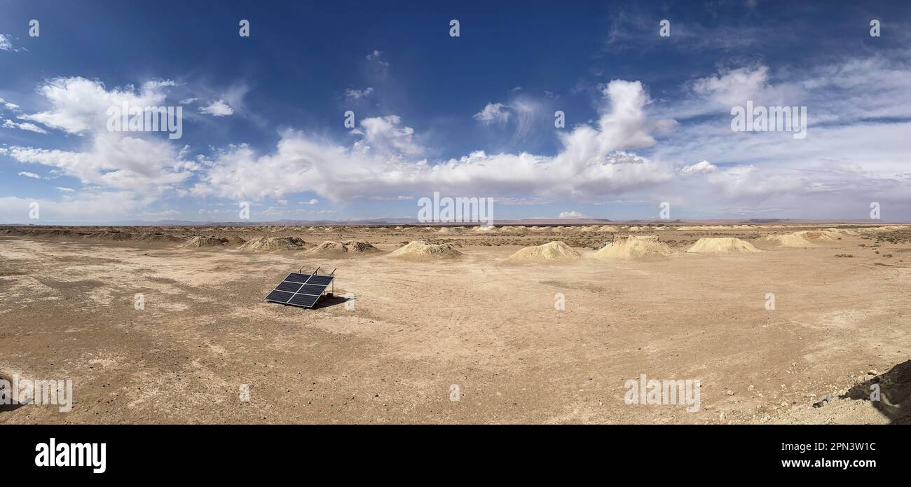 Un khettara, puits d'eau, ancien système de canaux souterrains dans les dunes du désert pour recueillir l'humidité nocturne et la transmettre à l'irrigation Banque D'Images