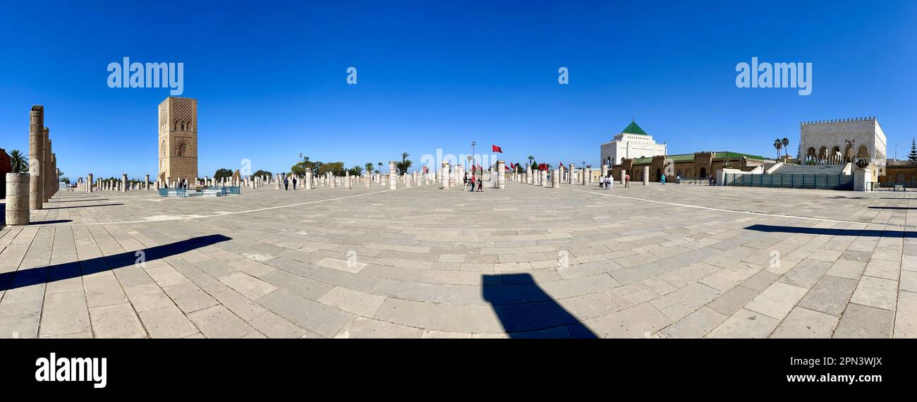 Rabat : vue sur la Tour Hassan, minaret d'une mosquée incomplète commandée par le troisième calife du califat almohade, et Mausolée de Mohammed V. Banque D'Images