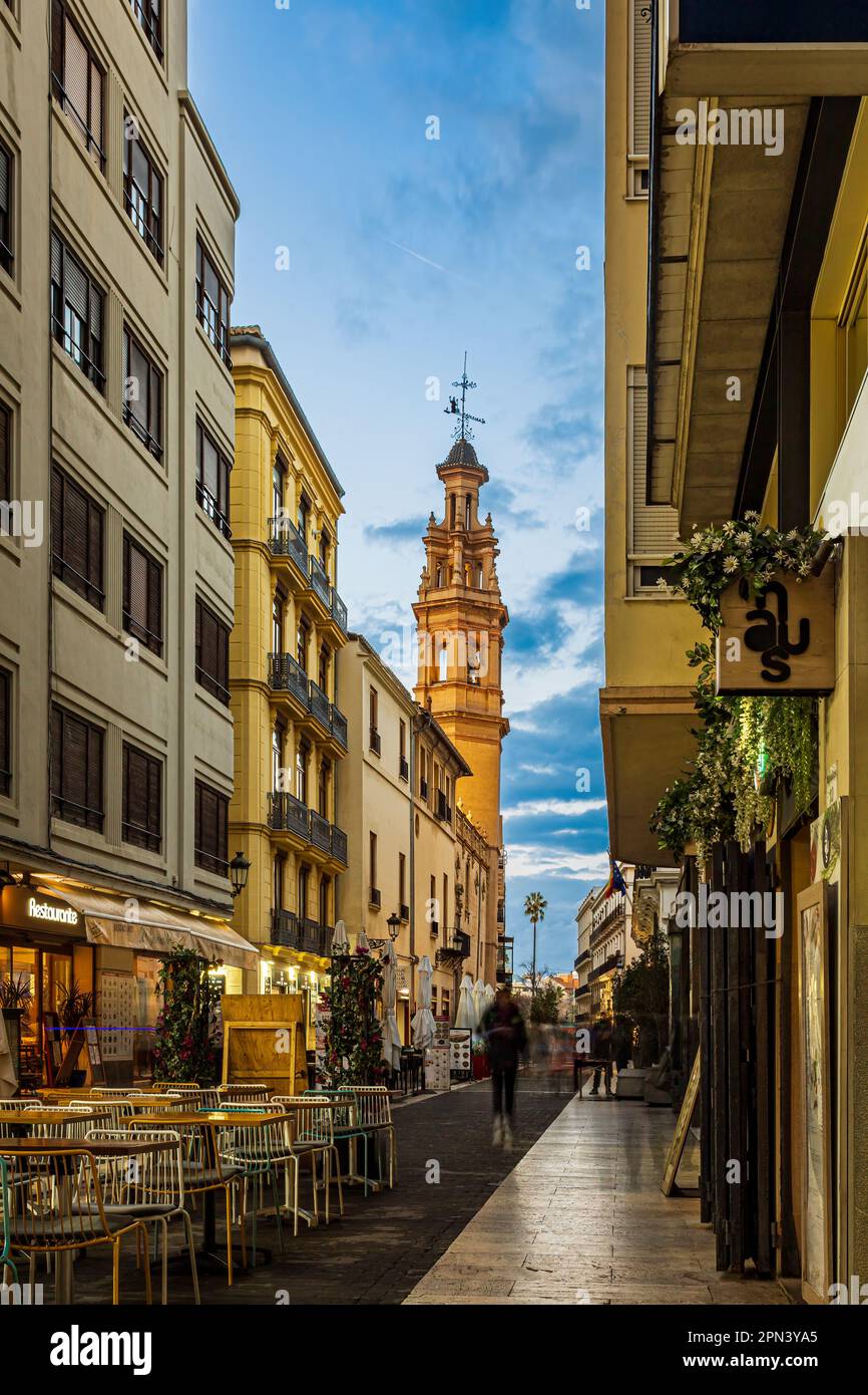 Vue sur la rue de Valence avec la tour de l'église San Esteban en arrière-plan. La photo a été prise le 9th février 2023 à Valence, Espagne. Banque D'Images