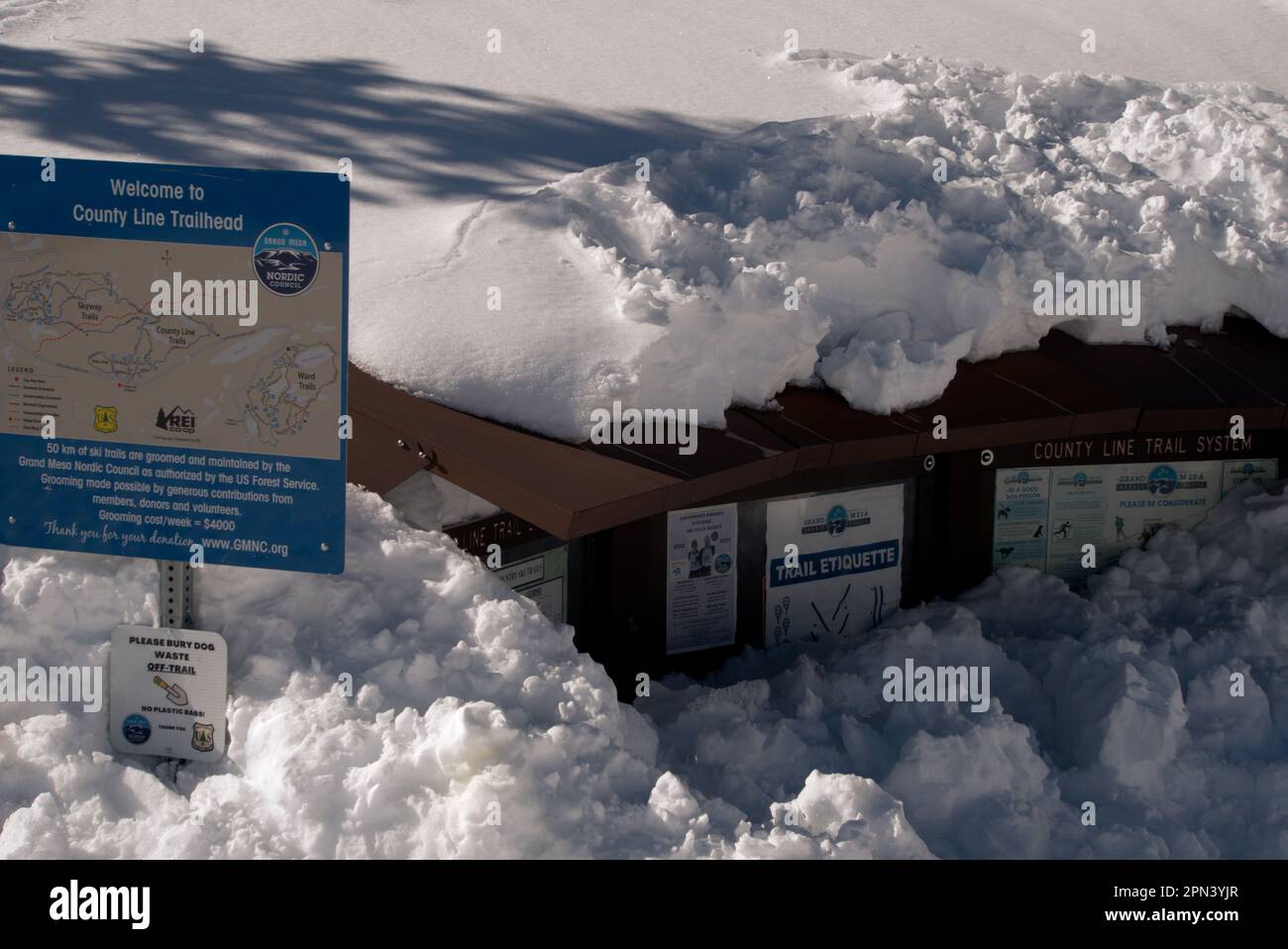 County Line Trailhead, sur la Grand Mesa du Colorado, enterré sous huit pieds de neige Banque D'Images