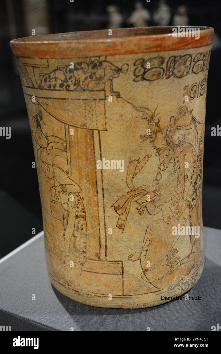 Les différents visages de la tasse à chocolat Maya connue sous le nom de Princeton vase, céramique peinte avec stuc, Maya Culture. Musée de l'Université de Princeton Banque D'Images
