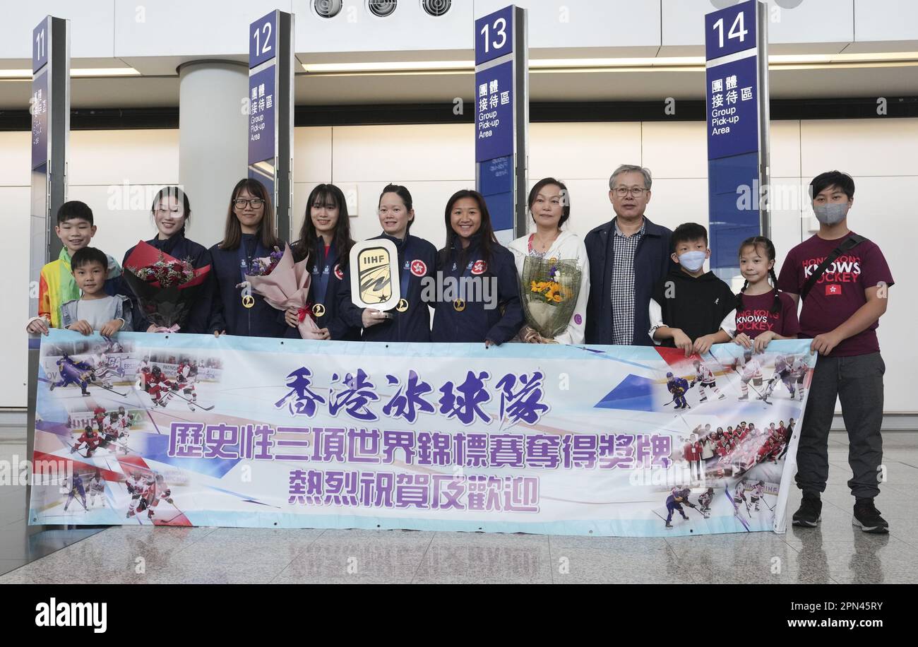 L'équipe féminine de hockey sur glace de Hong Kong revient à Hong Kong après avoir remporté la division historique du championnat du monde. 11APR23 SCMP / Elson Li Banque D'Images