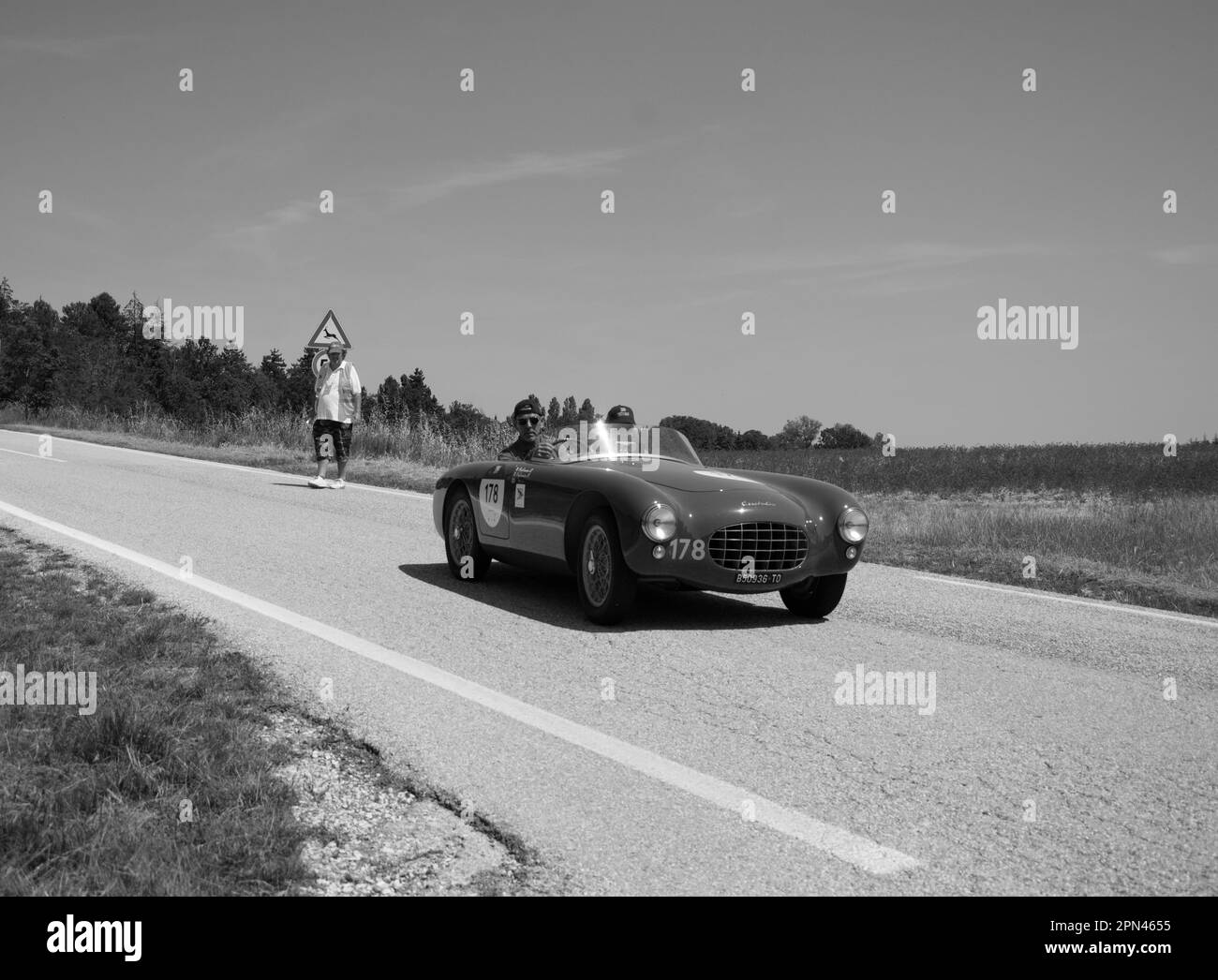 URBINO, ITALIE - 16 juin - 2022 : ERMINI FIATCISITALIA GILCO 1100 SPORT 1950 sur une vieille voiture de course en rallye mille Miglia 2022 le célèbre historique italien Banque D'Images