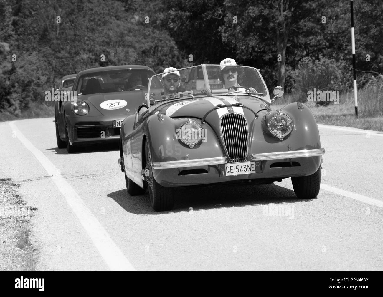 URBINO, ITALIE - 16 JUIN - 2022 : JAGUAR XK120 OTS LIGHTWEIGHT 1950 sur une vieille voiture de course en rallye mille Miglia 2022 la célèbre course historique italienne Banque D'Images