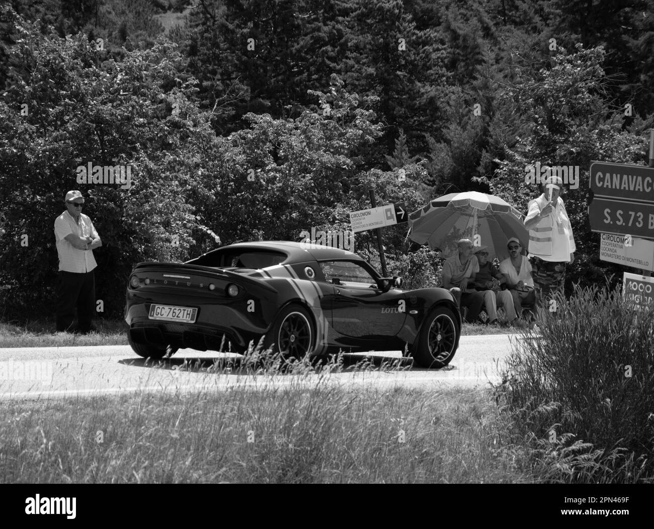 URBINO, ITALIE - 16 - 2022 JUIN : lotus elise sur une vieille voiture de course en rallye mille Miglia 2022 la célèbre course historique italienne Banque D'Images
