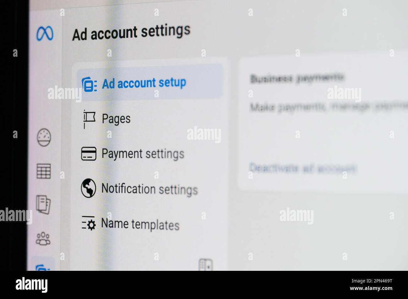 New york, Etats-Unis - 14 avril 2023: Vérification des paramètres de compte d'annonce dans META sur l'écran d'ordinateur vue rapprochée Banque D'Images