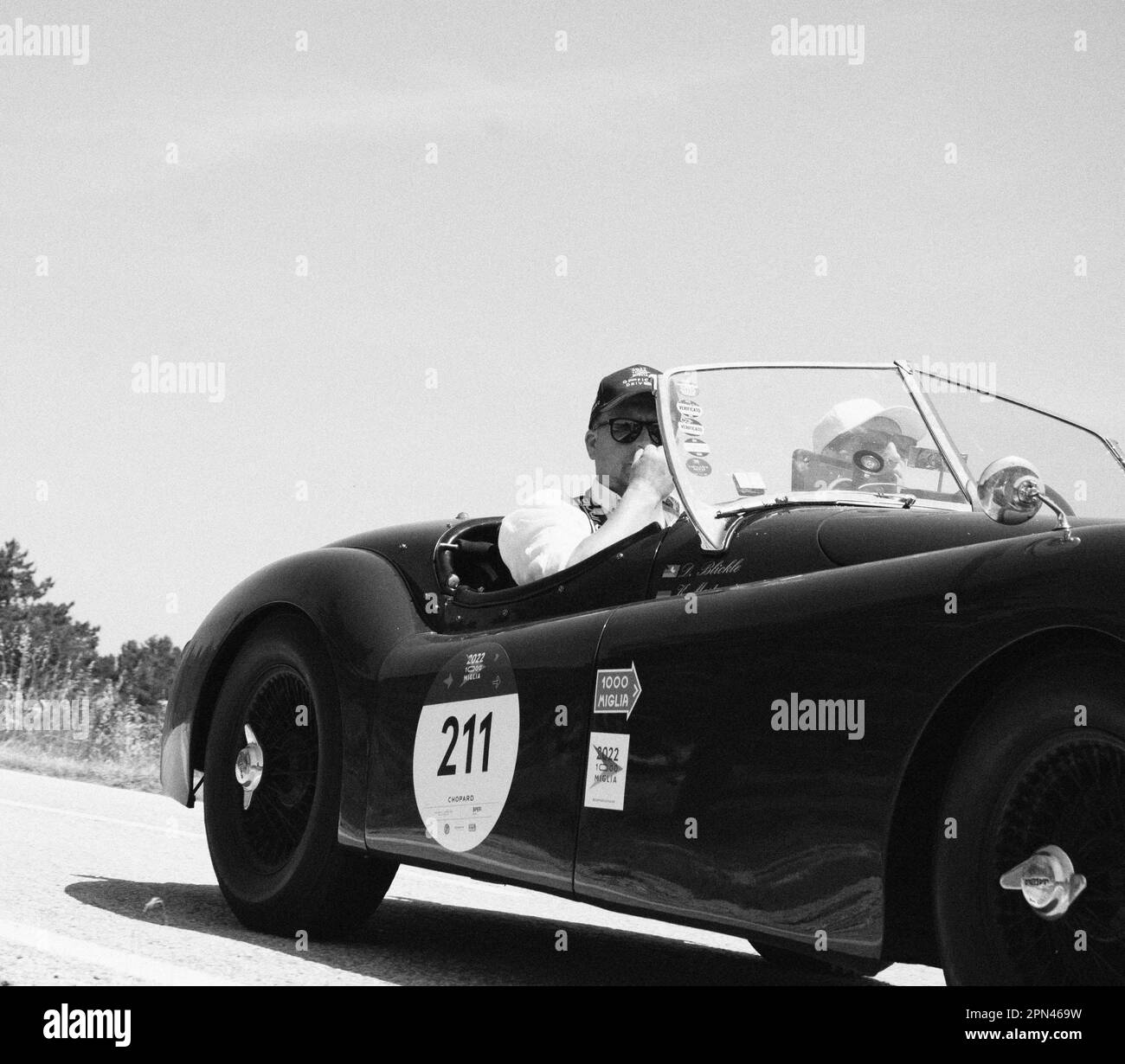 URBINO, ITALIE - 16 JUIN - 2022 : JAGUAR XK120 OTS ROADSTER 1950 sur une vieille voiture de course en rallye mille Miglia 2022 la célèbre course historique italienne Banque D'Images
