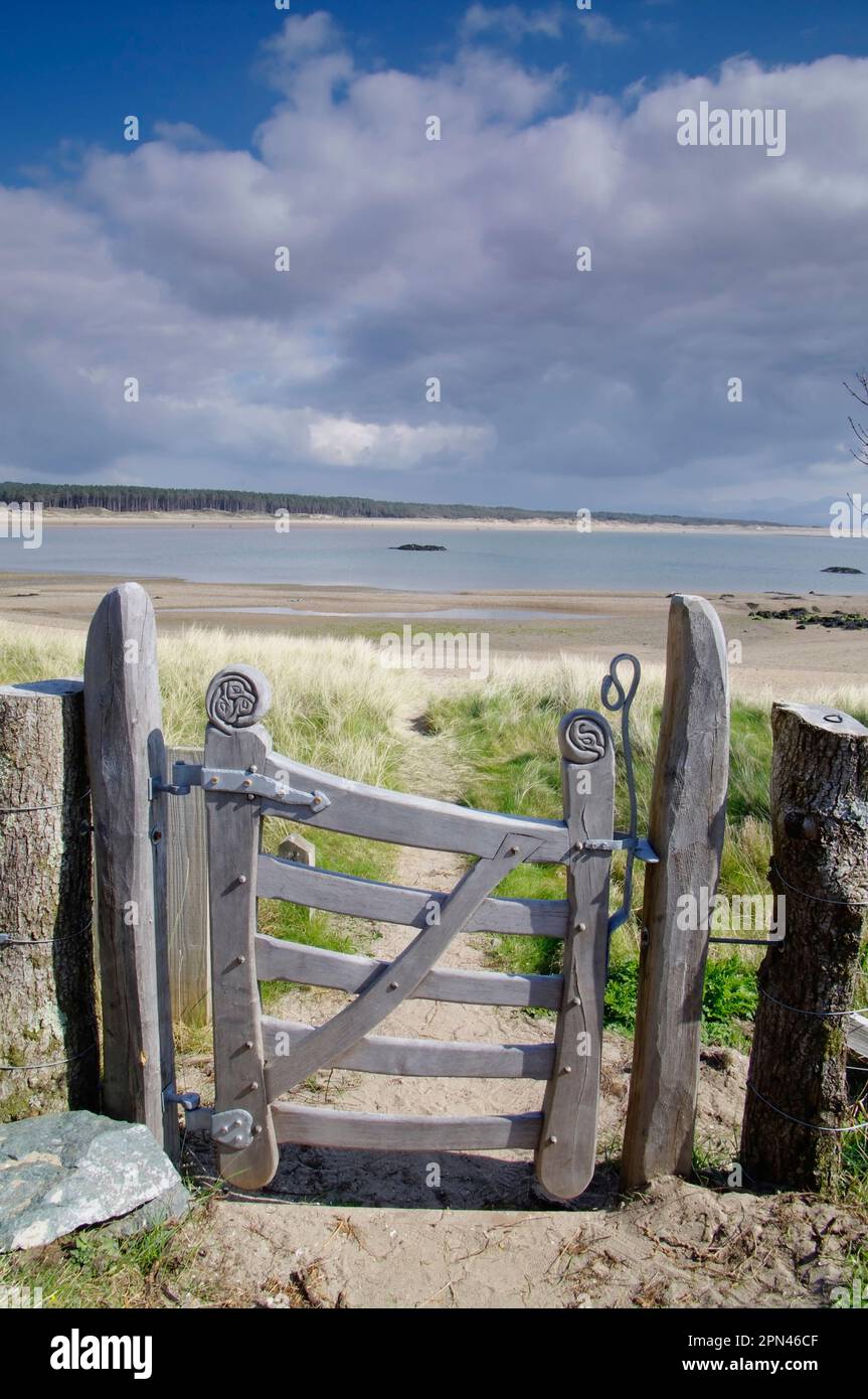 Sculpté Gate, île de Llanddwyn, Anglesey, pays de Galles du Nord, Royaume-Uni, Banque D'Images