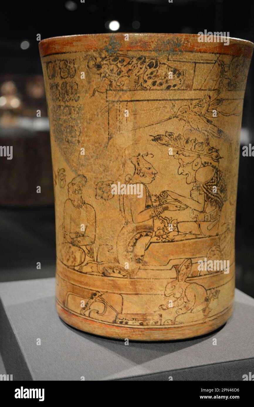 Les différents visages de la tasse à chocolat Maya connue sous le nom de Princeton vase, céramique peinte avec stuc, Maya Culture. Musée de l'Université de Princeton Banque D'Images