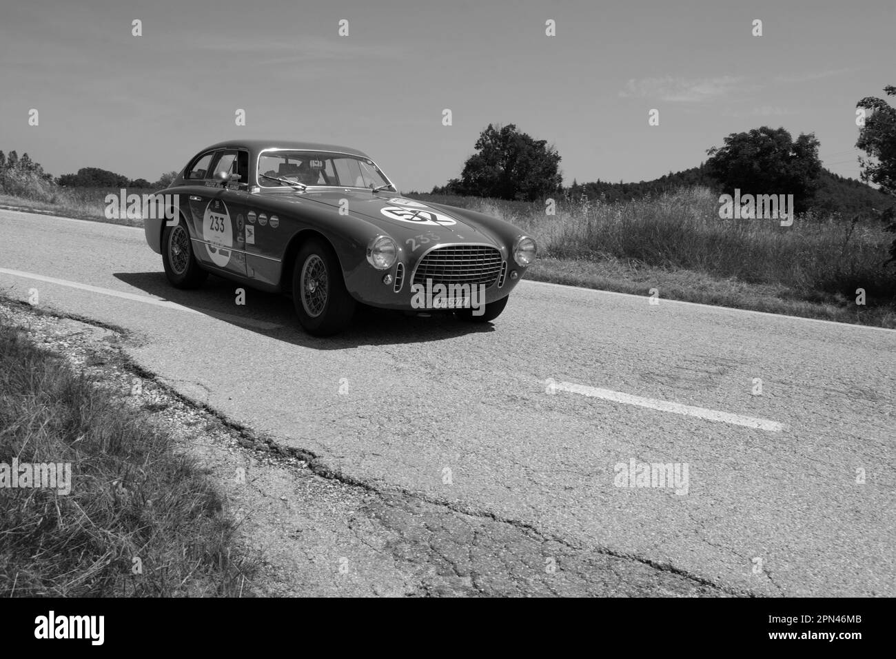 URBINO, ITALIE - 16 JUIN - 2022 : FERRARI 225 S BERLINETTA VIGNALE 1952 sur une vieille voiture de course en rallye mille Miglia 2022 le célèbre ra historique italien Banque D'Images