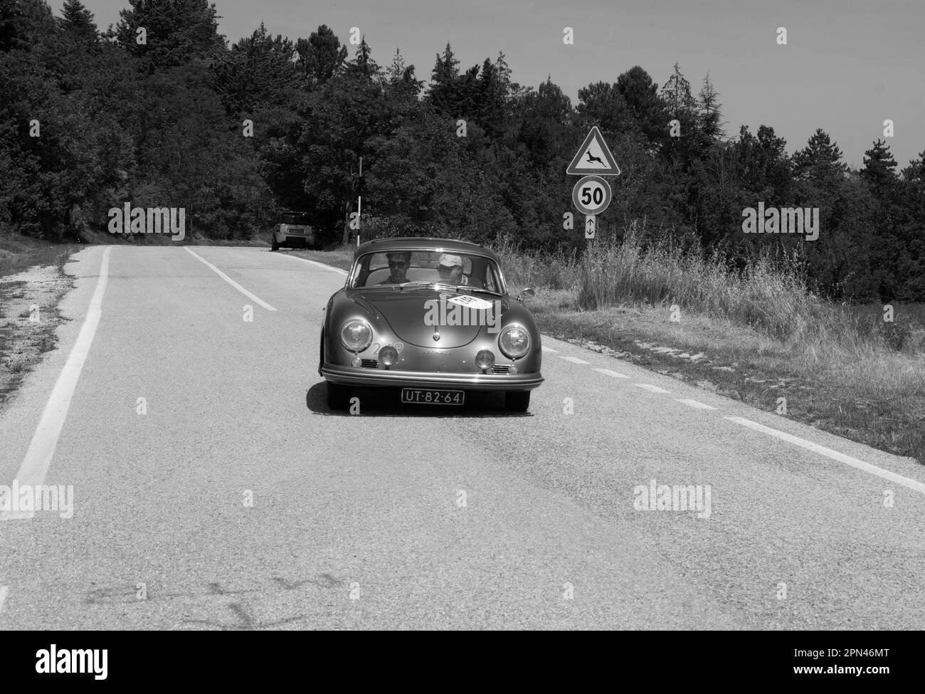 URBINO, ITALIE - 16 juin - 2022 : PORSCHE 356 A 1600 1956 sur une vieille voiture de course en rallye mille Miglia 2022 la célèbre course historique italienne Banque D'Images