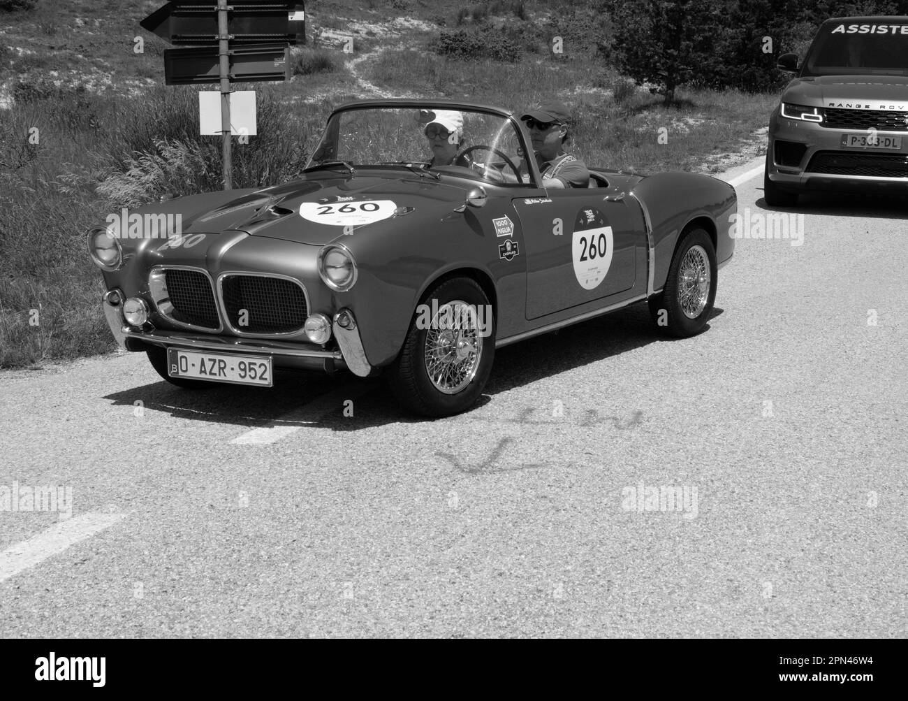 URBINO, ITALIE - 16 JUIN - 2022 : FIAT 1100 103 TV SPIDER 1955 sur une vieille voiture de course en rallye mille Miglia 2022 la célèbre course historique italienne Banque D'Images