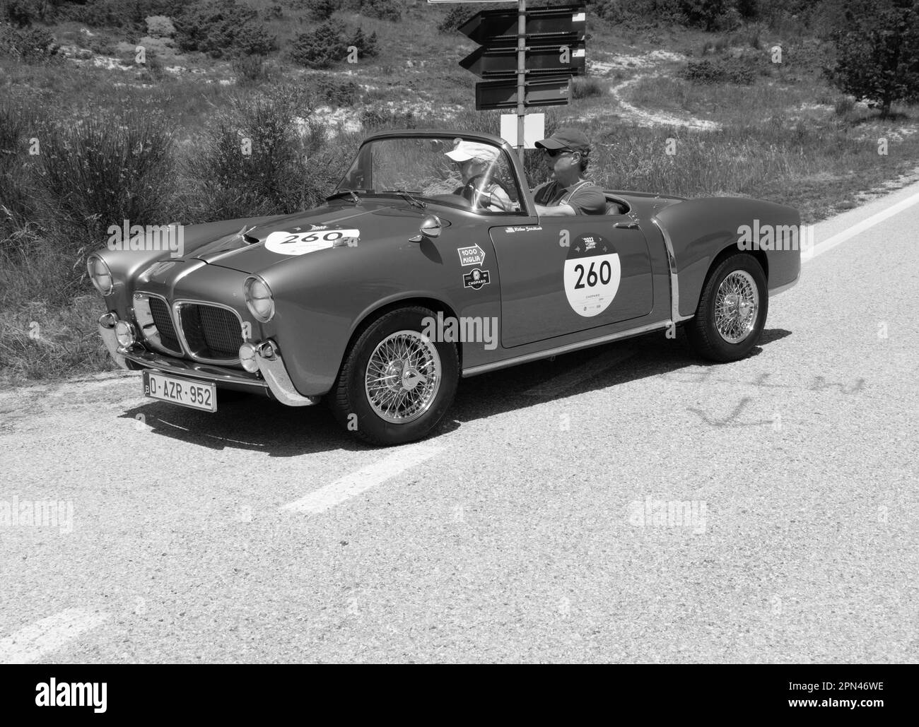 URBINO, ITALIE - 16 JUIN - 2022 : FIAT 1100 103 TV SPIDER 1955 sur une vieille voiture de course en rallye mille Miglia 2022 la célèbre course historique italienne Banque D'Images
