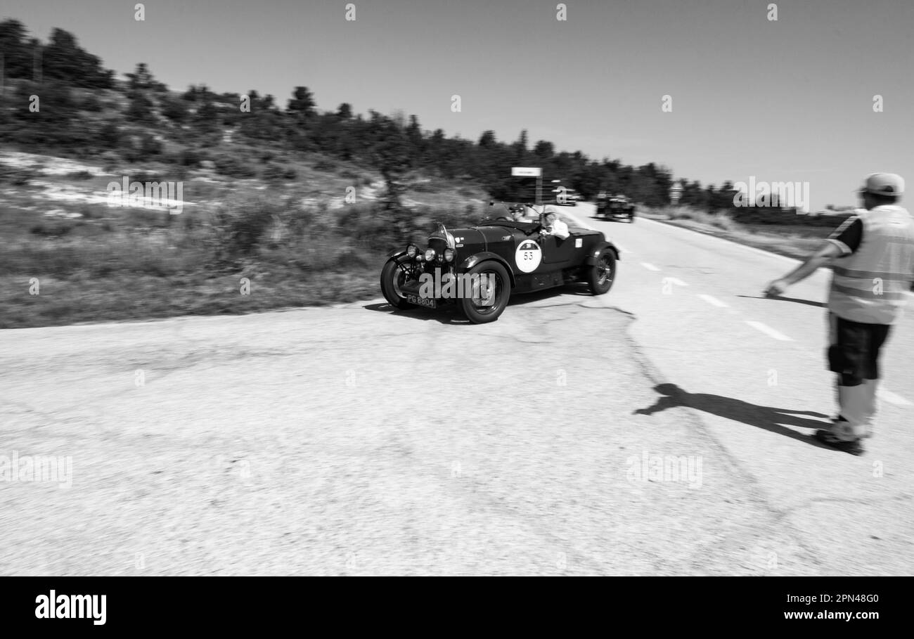 URBINO, ITALIE - 16 JUIN - 2022 : LAGONDA 2 LITRES 1929 sur une vieille voiture de course en rallye mille Miglia 2022 la célèbre course historique italienne Banque D'Images