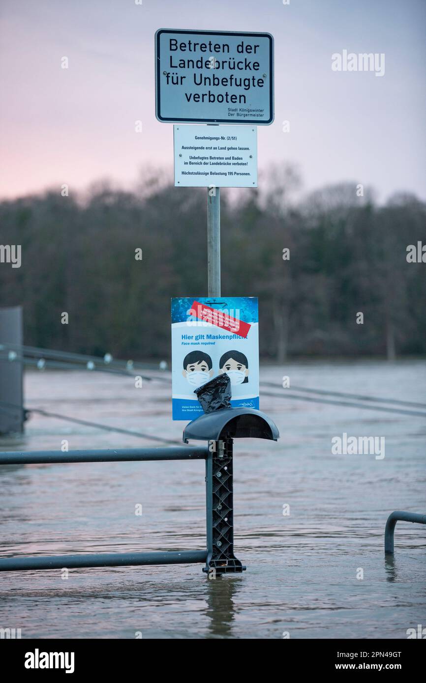 DAS erste Jahreshochwasser am Rhein nahe des Pegelhöchstandes. Königswinter, 04.02.2021 Banque D'Images