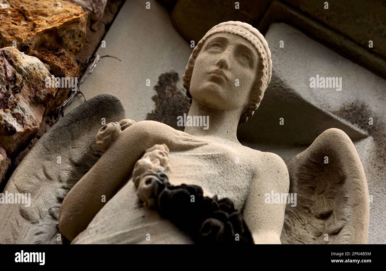 Tourné en couleur et en noir et blanc sur la façade de ce bâtiment historique représentant un caractère, un animal ou une fleur. Situé à Barcelone Banque D'Images