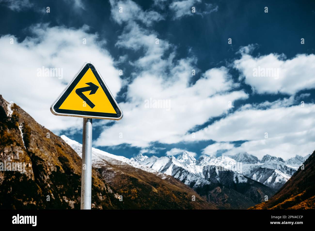 Panneau de signalisation sur la route de haute montagne dans l'ouest du Sichuan, Chine Banque D'Images