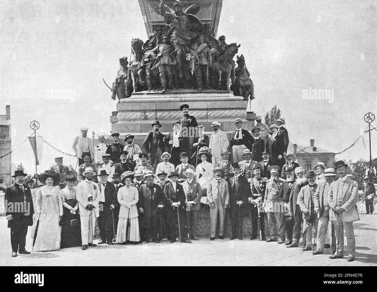Un groupe de délégués russes qui ont participé aux travaux du Congrès slaves à Sofia au monument du Tsar-Liberator. Photo de 1910. Banque D'Images