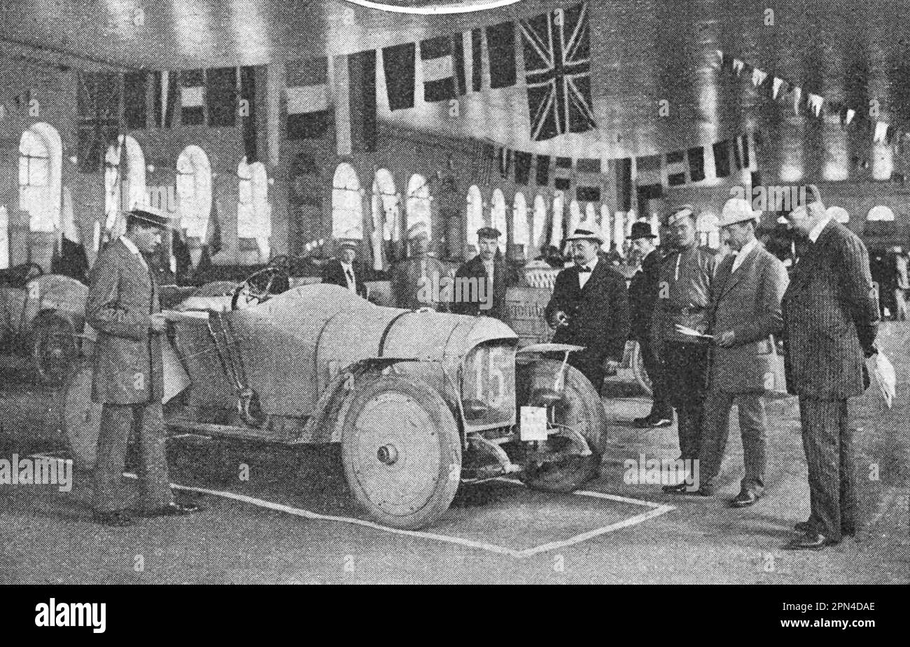 Exposition de voitures de course dans la salle d'équitation de Moscou. Photo de 1910. Banque D'Images