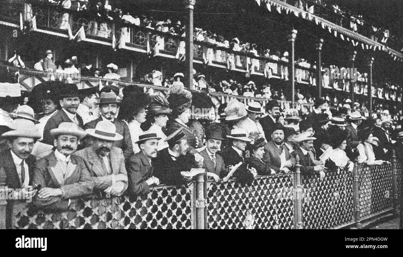 Spectateurs à l'anniversaire de 25th de la « Derby » russe. Photo de 1910. Banque D'Images