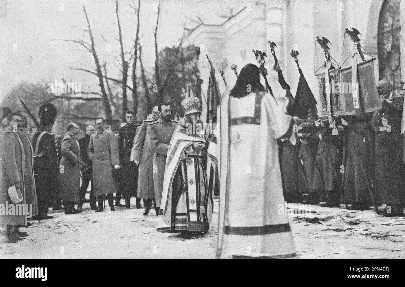L'arrosage de l'eau sainte sur les bannières de l'Empire russe à l'Epiphanie Parade Tsarskoye Selo. Photo de 1910. Banque D'Images L'arrosage de l'eau sainte sur les bannières de l'Empire russe à l'Epiphanie Parade Tsarskoye Selo. Photo de 1910. Banque D'Images