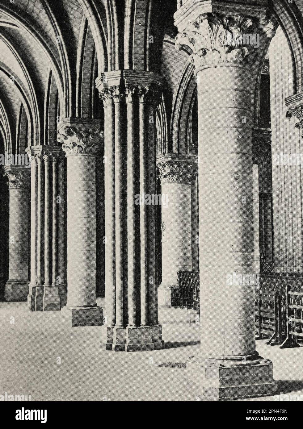 Allées nord de la Nave, Cathédrale notre Dame, Paris, France, vers 1900 Banque D'Images