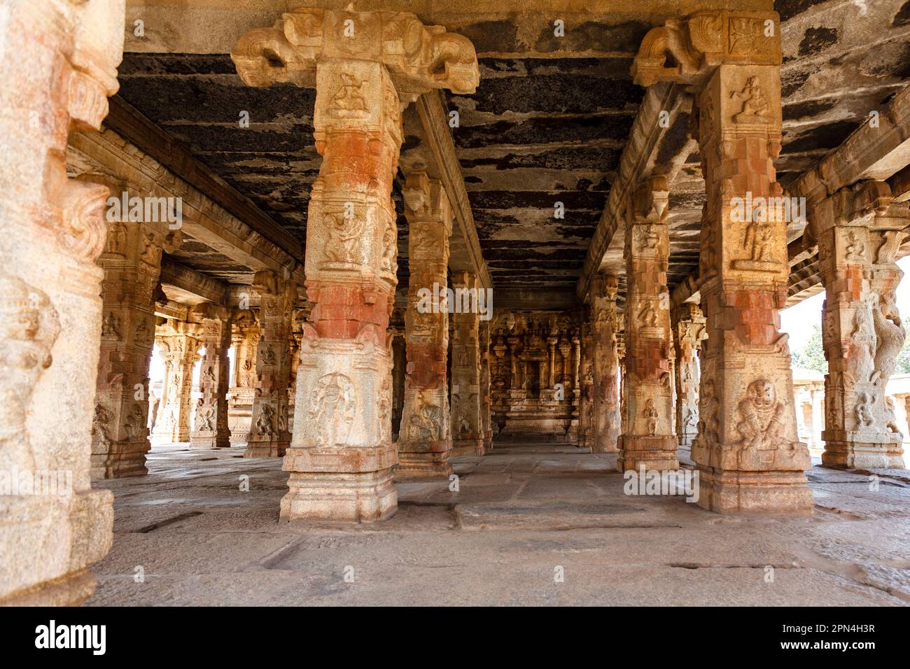 Intérieur du temple Sri Virupaksha à Hampi, Karnataka, Inde, Asie Banque D'Images