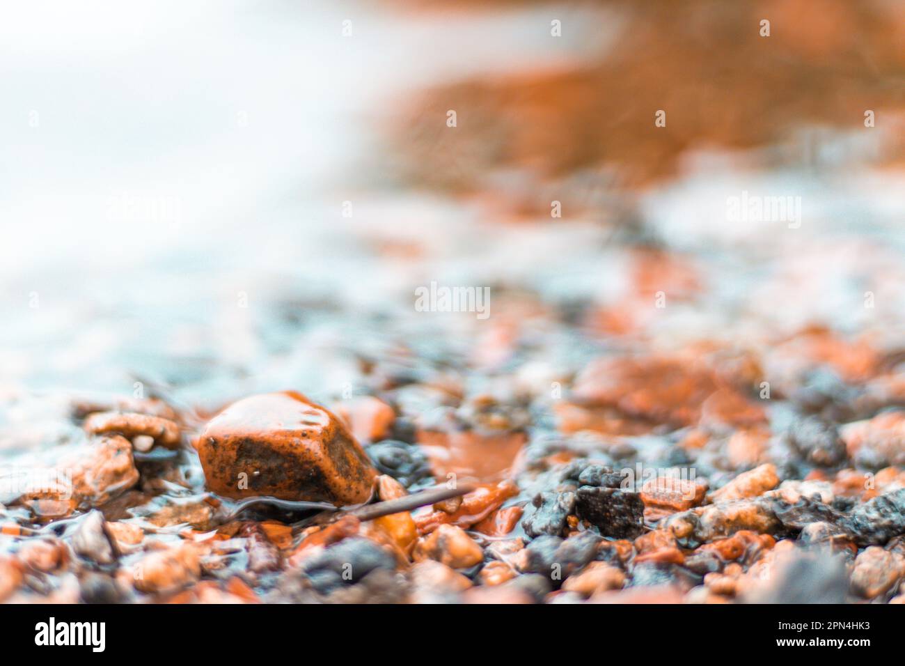 Rochers et galets sur une plage rocheuse. Banque D'Images