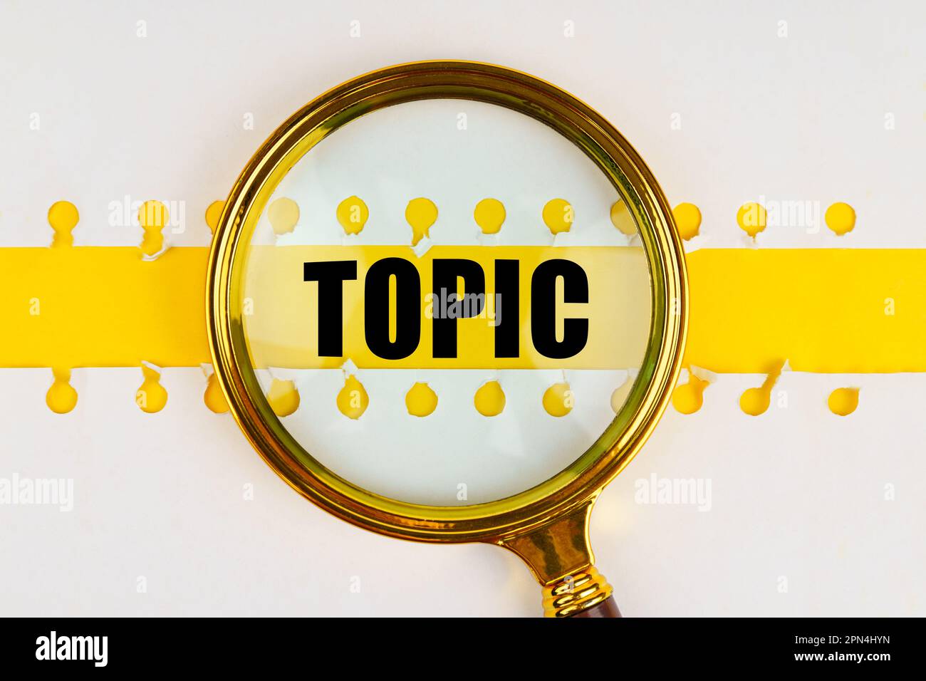 Entre deux feuilles d'un bloc-notes sur une bande jaune avec l'inscription - sujet, il y a une loupe. Concept d'entreprise. Banque D'Images