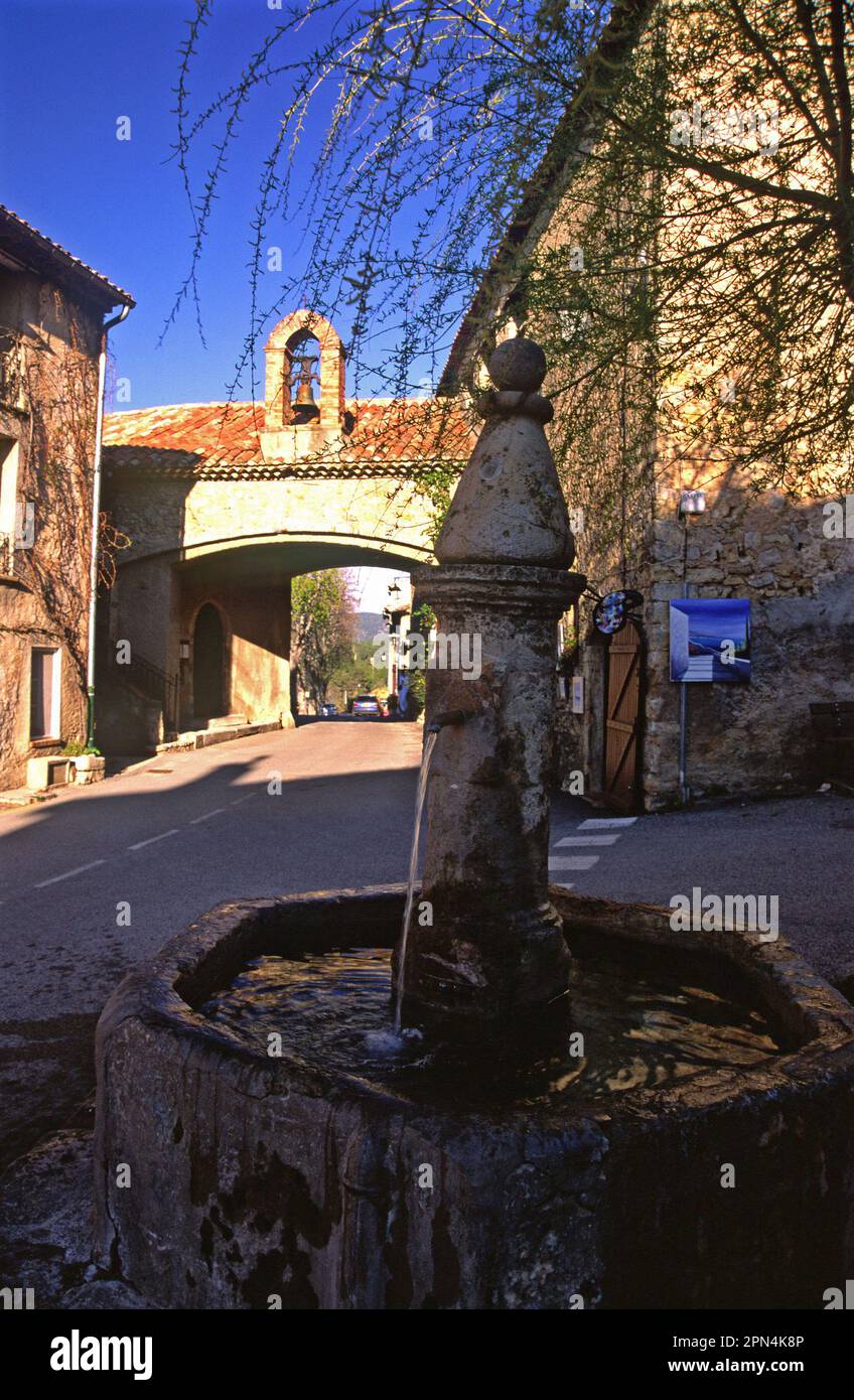 Tourtour a appelé le village dans le ciel de la Provence Banque D'Images