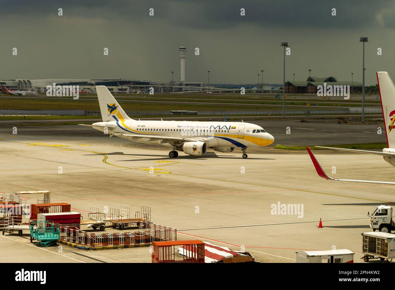 Un Airbus A319-111 de Myanmar Airways International à bord de l'aéroport international de Kuala Lumpur (KLIA) Banque D'Images