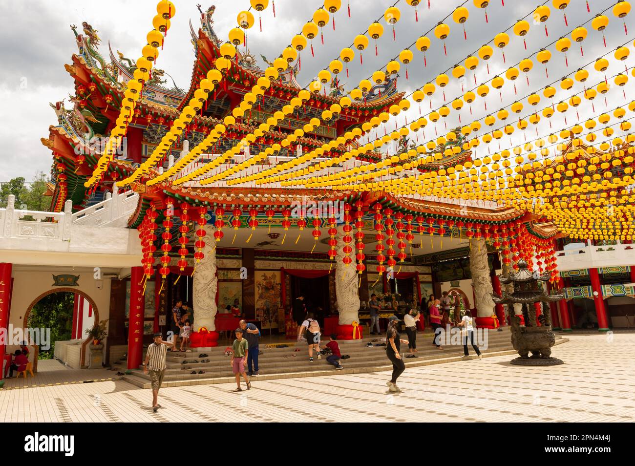 La salle de prière au temple chinois Thean Hou, Kuala Lumpur, Malaisie Banque D'Images