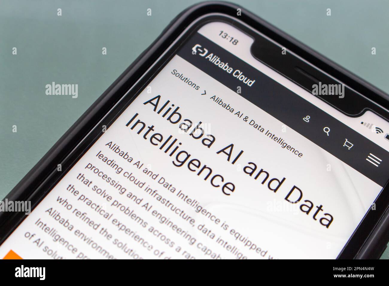 Site Web d'Alibaba Cloud vu dans l'écran de l'iPhone. Alibaba Cloud (également connu sous le nom d'Alibaba) est une société de cloud computing, filiale d'Alibaba Group. Banque D'Images